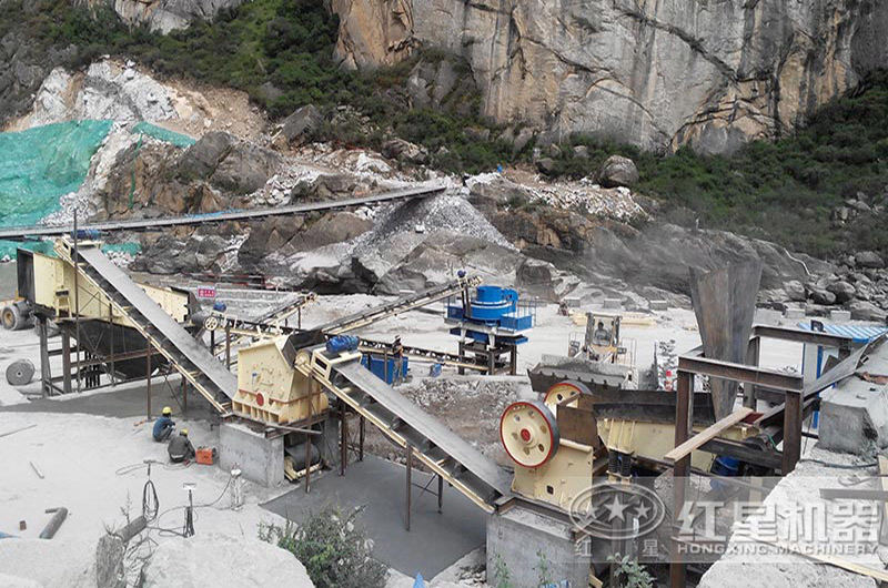 小型破石頭的機器作業(yè)現(xiàn)場