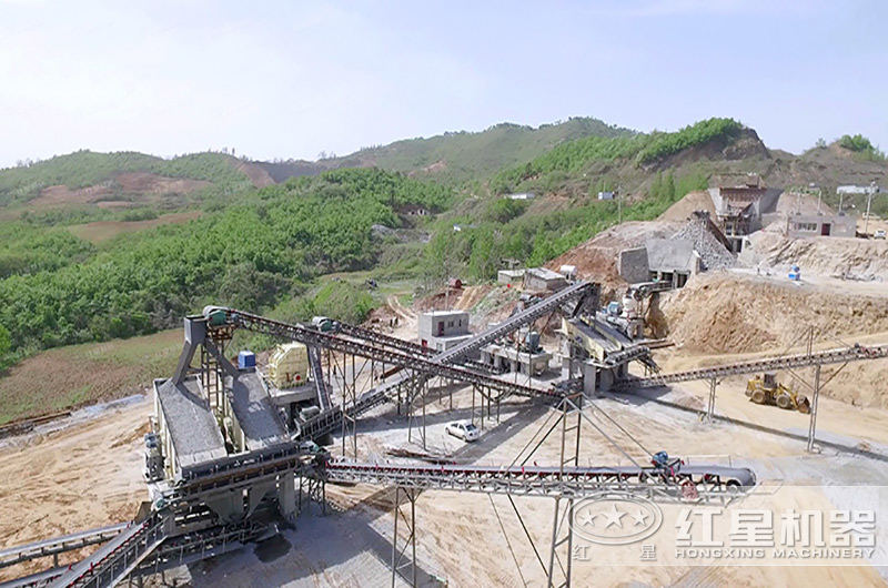 大型砂石骨料生產(chǎn)線設(shè)備配置作業(yè)現(xiàn)場(chǎng) 大型砂石骨料生產(chǎn)線設(shè)備配置作業(yè)現(xiàn)場(chǎng)