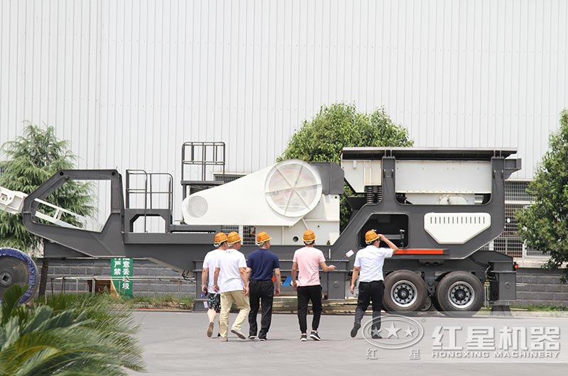 四川客戶(hù)來(lái)廠區(qū)參觀小型流動(dòng)石料破碎機(jī)