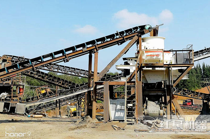 大型采石場(chǎng)制砂機(jī)現(xiàn)場(chǎng)使用