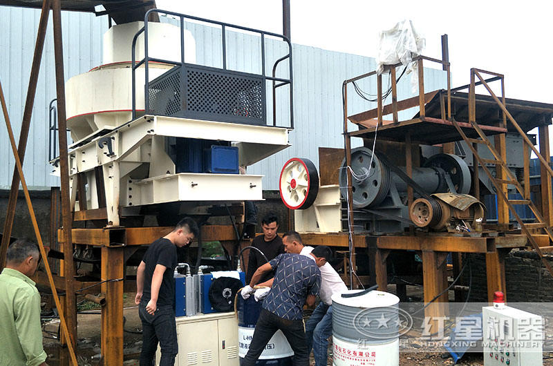 紅星專業(yè)技術(shù)人員在現(xiàn)場幫助指導(dǎo)安裝