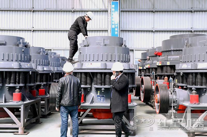 客戶來廠區(qū)近距離了解小型破碎機(jī)