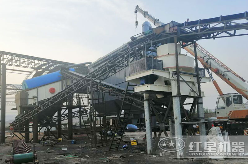 時產(chǎn)50-100噸小型制砂機作業(yè)現(xiàn)場（配備環(huán)保措施）