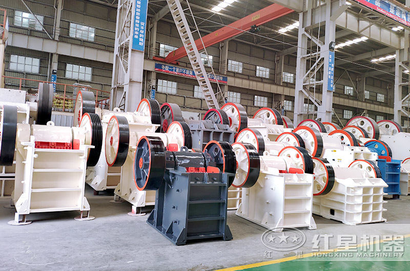 顎式破碎機(jī)車(chē)間實(shí)拍圖