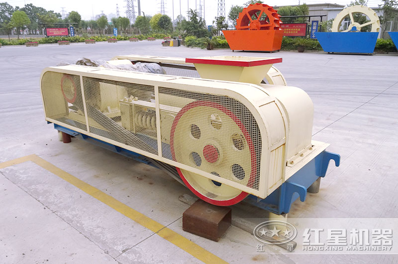 大型對輥破碎機(jī)廠區(qū)實(shí)拍圖