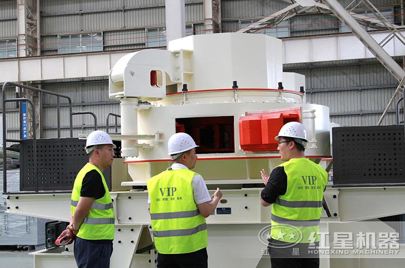 紅星工程師為用戶講解河卵石制砂設(shè)備