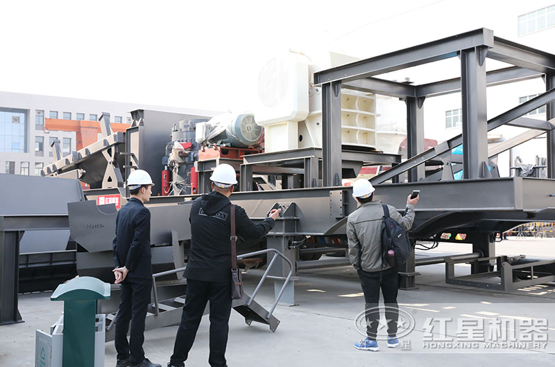 紅星客戶到廠近距離考察移動碎石機(jī)