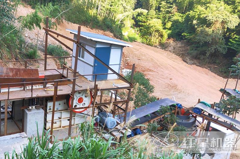 石料破碎生產(chǎn)線現(xiàn)場(chǎng)，鄂破機(jī)+圓錐破