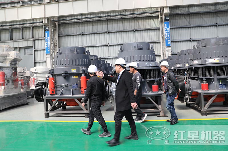 用戶到廠近距離考察硅石破碎機(jī)，專業(yè)人員全程陪同