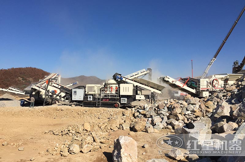 山東客戶現(xiàn)場，三臺設備聯(lián)機作業(yè)（履帶式移動破碎站，總投資100-200萬元左右）