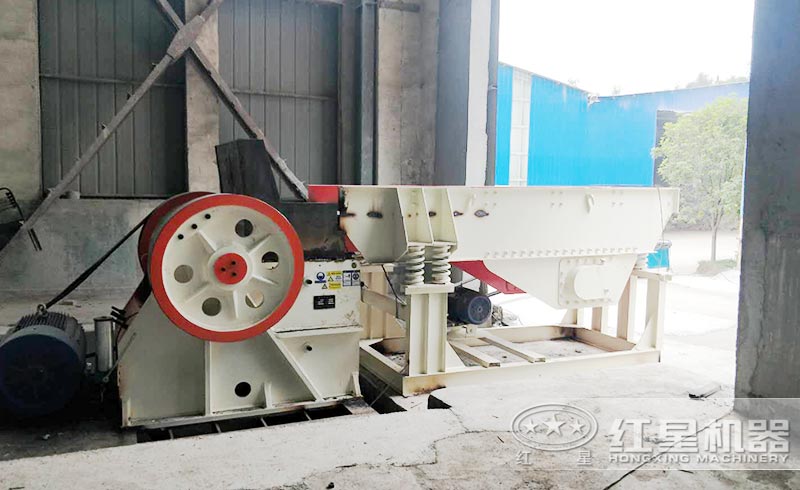 玻璃粉碎現(xiàn)場 玻璃粉碎現(xiàn)場