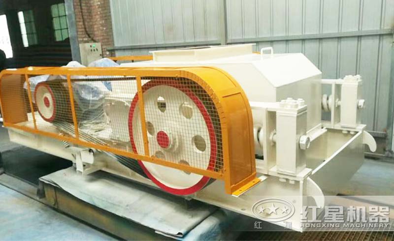 對(duì)輥破碎機(jī)實(shí)拍