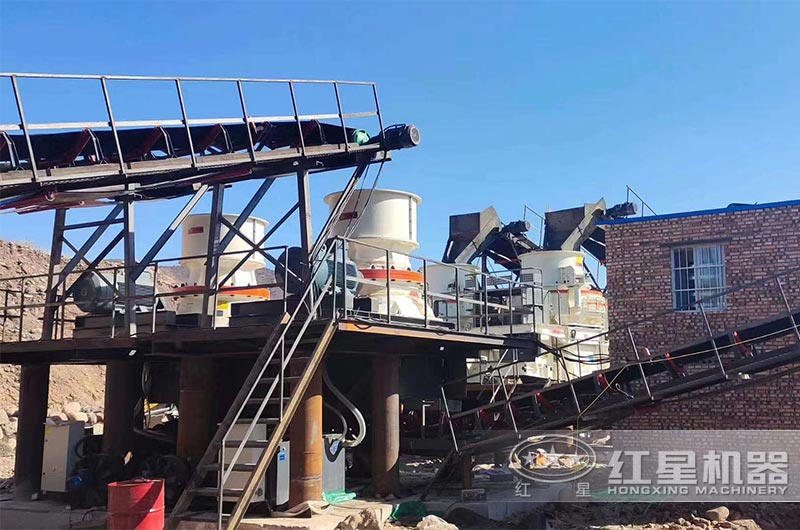 小石料中、細(xì)碎制砂現(xiàn)場(chǎng)